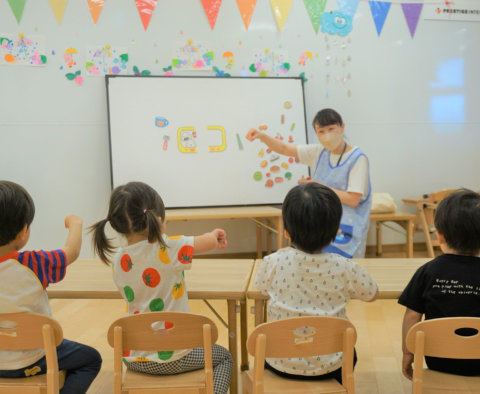 企業内保育園「オランジェリー」の様子。先生と楽しそうに過ごす子供たち。