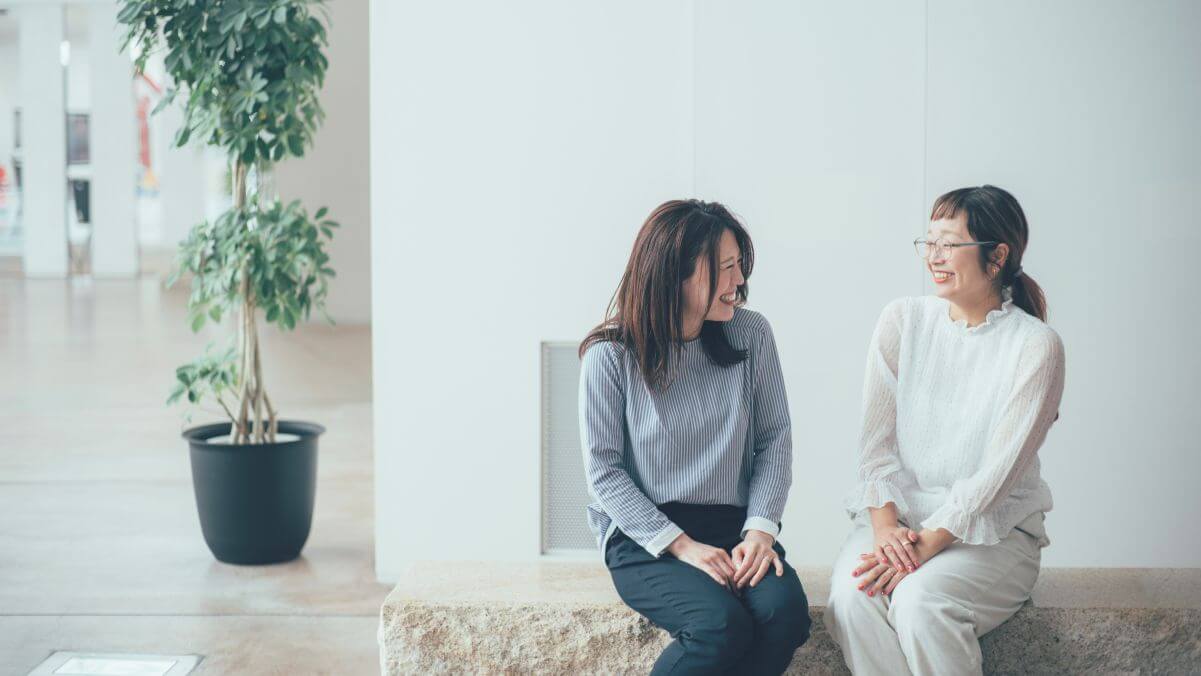 富山BPO｜オフィスのベンチで談笑する二人の女性