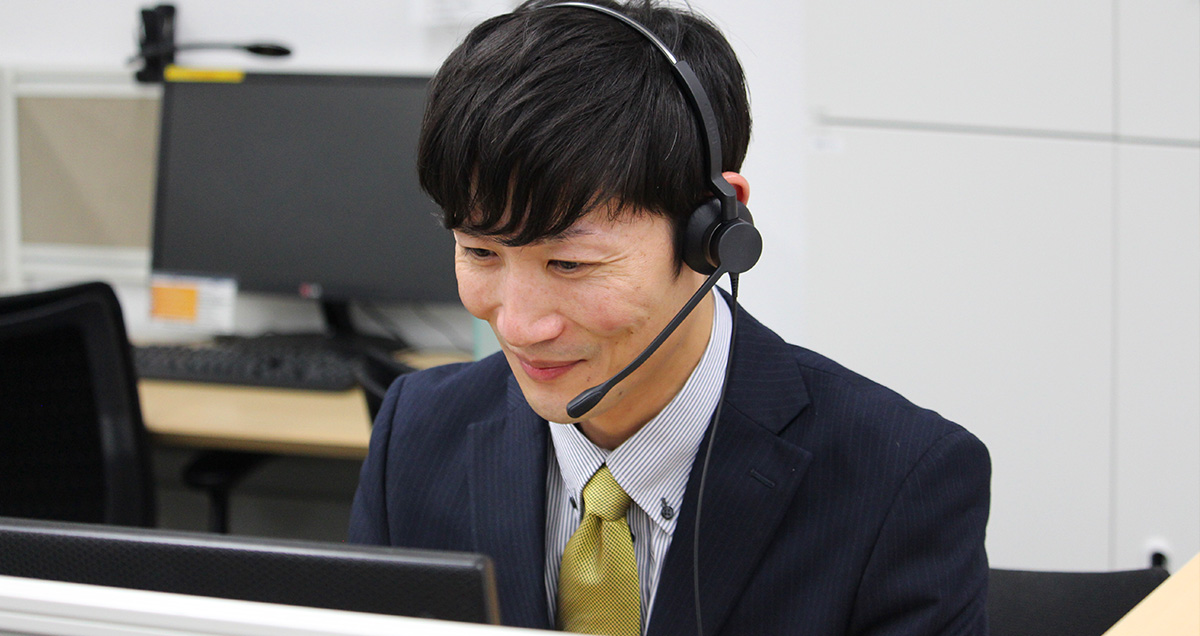 秋田BPO, 中途採用, 電話応対中の男性オペレーターの写真