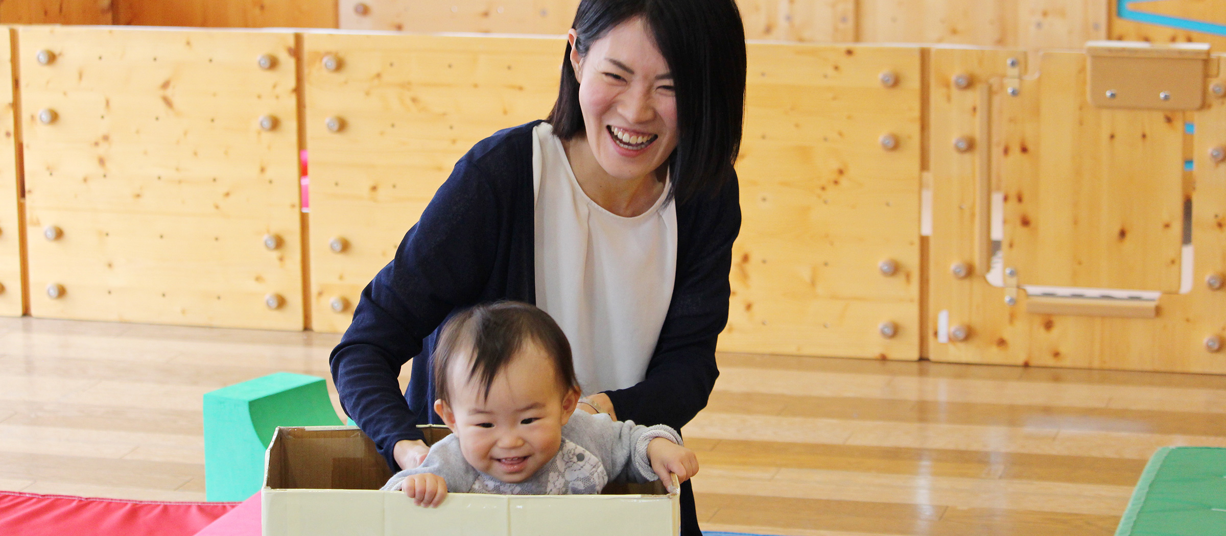 秋田BPO, 中途採用, 女性オペレーターと子供の写真