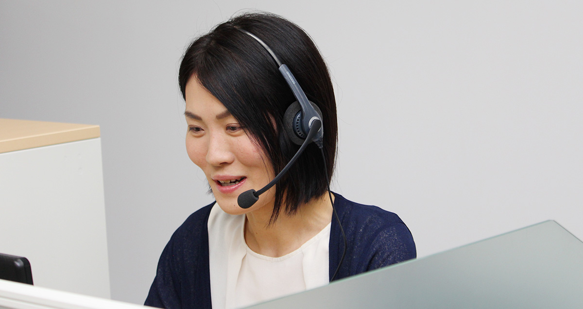 秋田BPO, 中途採用, 電話応対中の女性オペレーターの写真