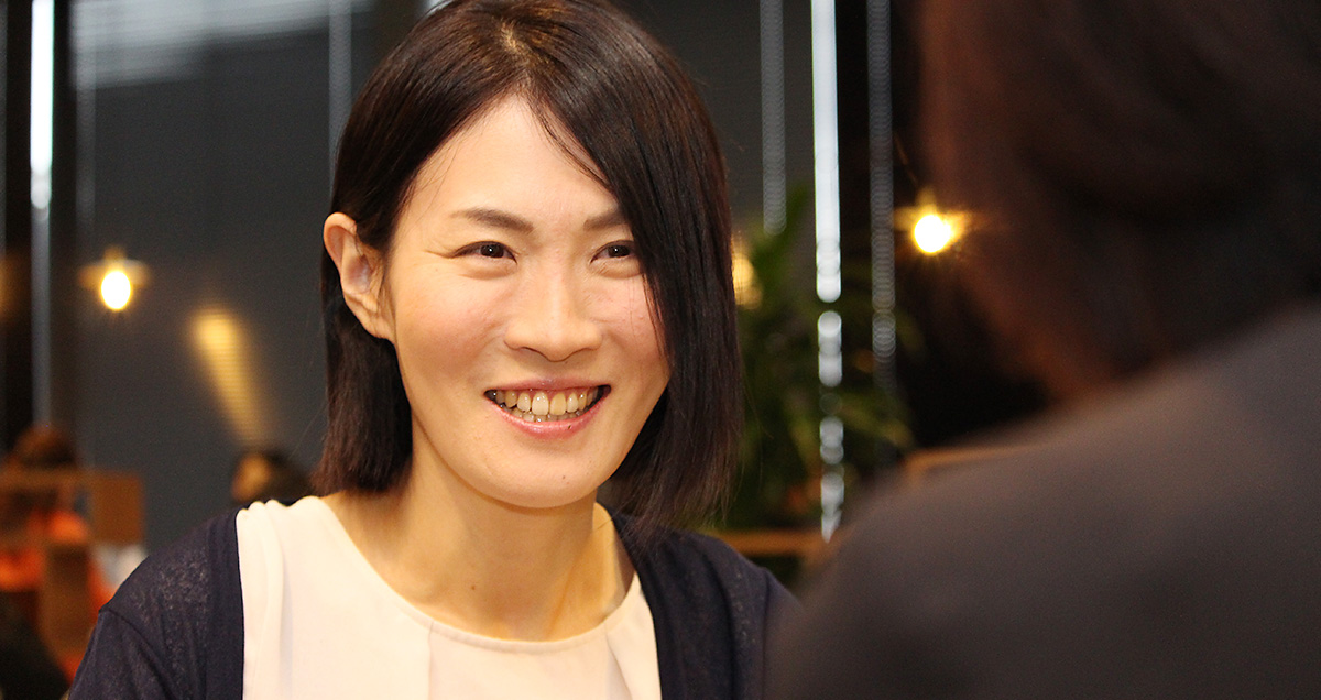 秋田BPO, 中途採用, 談話中の女性オペレーターの写真