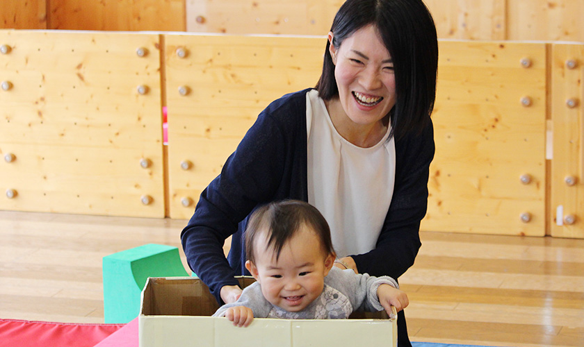 2019年中途入社 女性オペレーターと子供の写真