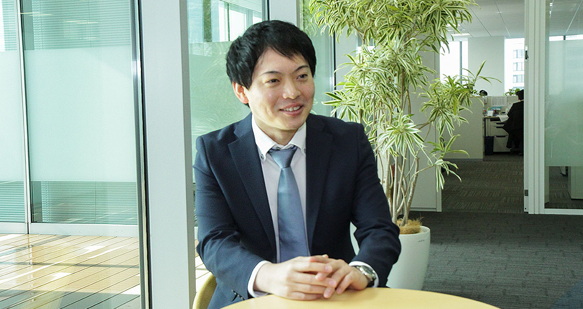 東京本社, 中途採用, インタビュー中の男性マネージャーの写真