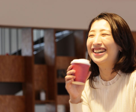 コーヒーを飲みながら談話する女性従業員の写真