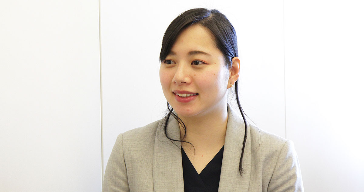 東京本社, 中途採用, インタビュー中の女性スーパーバイザーの写真