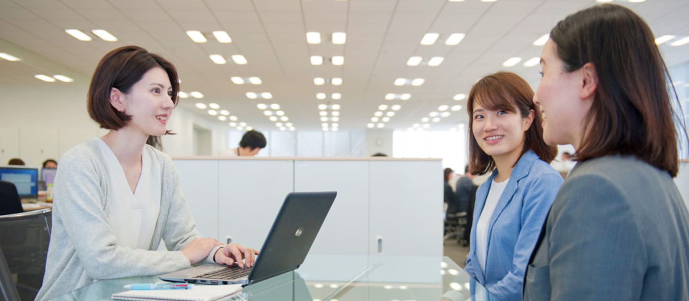 東京本社, ミーティング中の女性従業員の写真