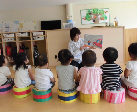 富山BPOタウン, 子供たちに紙芝居を見せる女性保育士