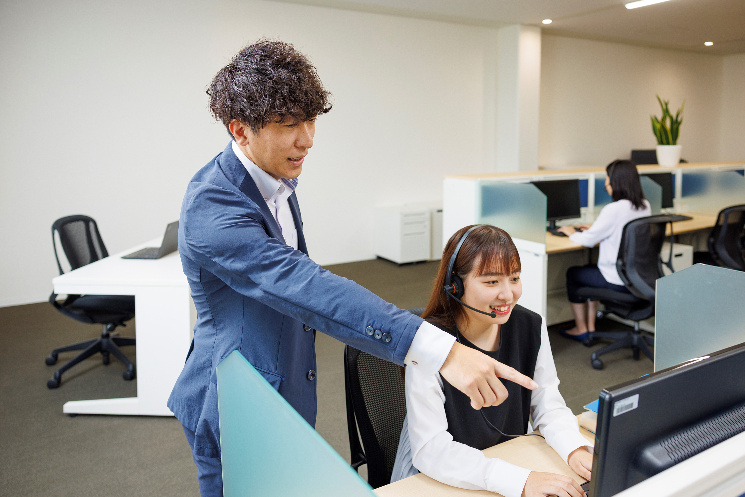 富山BPO, 中途採用, 女性オペレーターに指示する男性マネージャーの写真