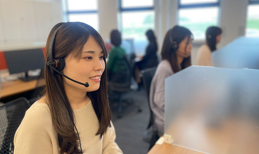 横手BPO, 中途採用, 電話応対中の女性スーパーバイザーの写真