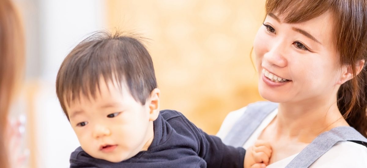 保育士, 女性保育士と預かる子供の写真