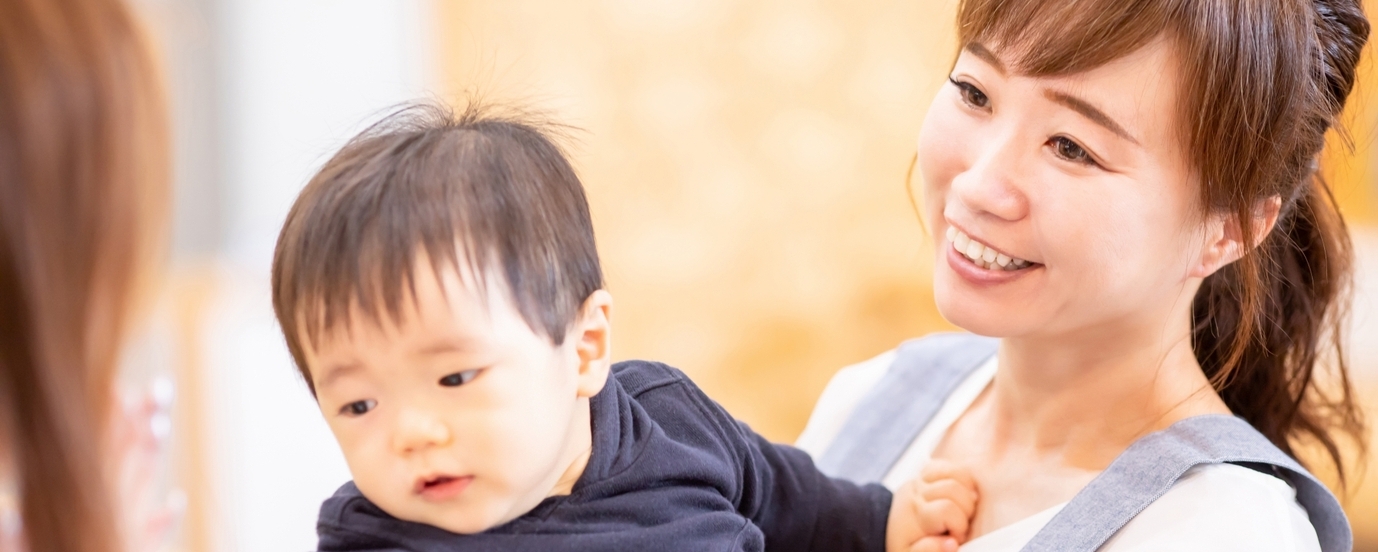 保育士, 女性保育士と預かる子供の写真