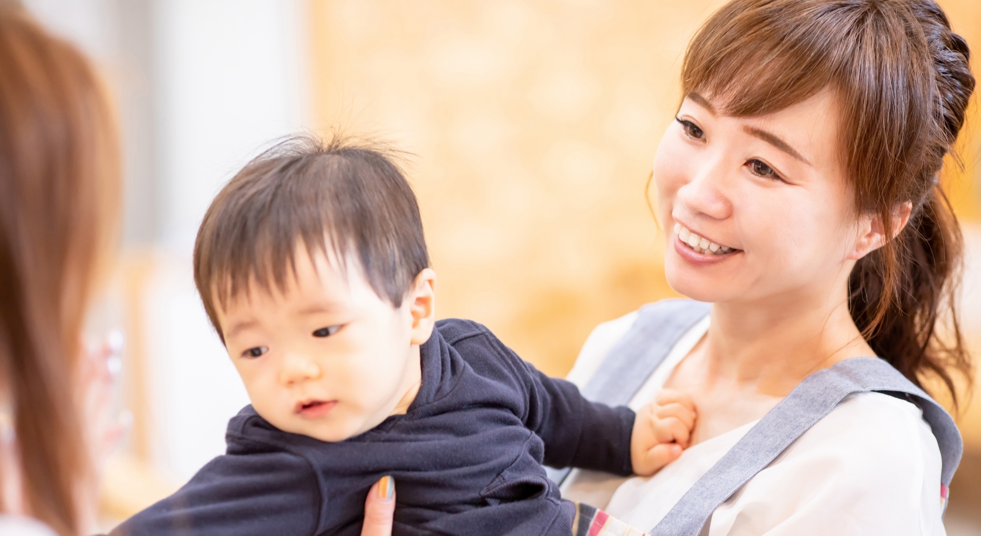 保育士, 女性保育士と預かる子供の写真