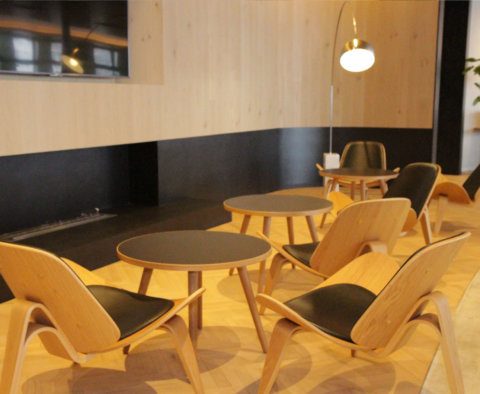 デザイン性の高いチェアと、落ち着いた照明が灯るリラックススペース。