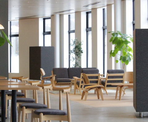 明るい光が差し込む窓際のソファ席と、Web会議や集中作業に最適な個室型のワークボックス。