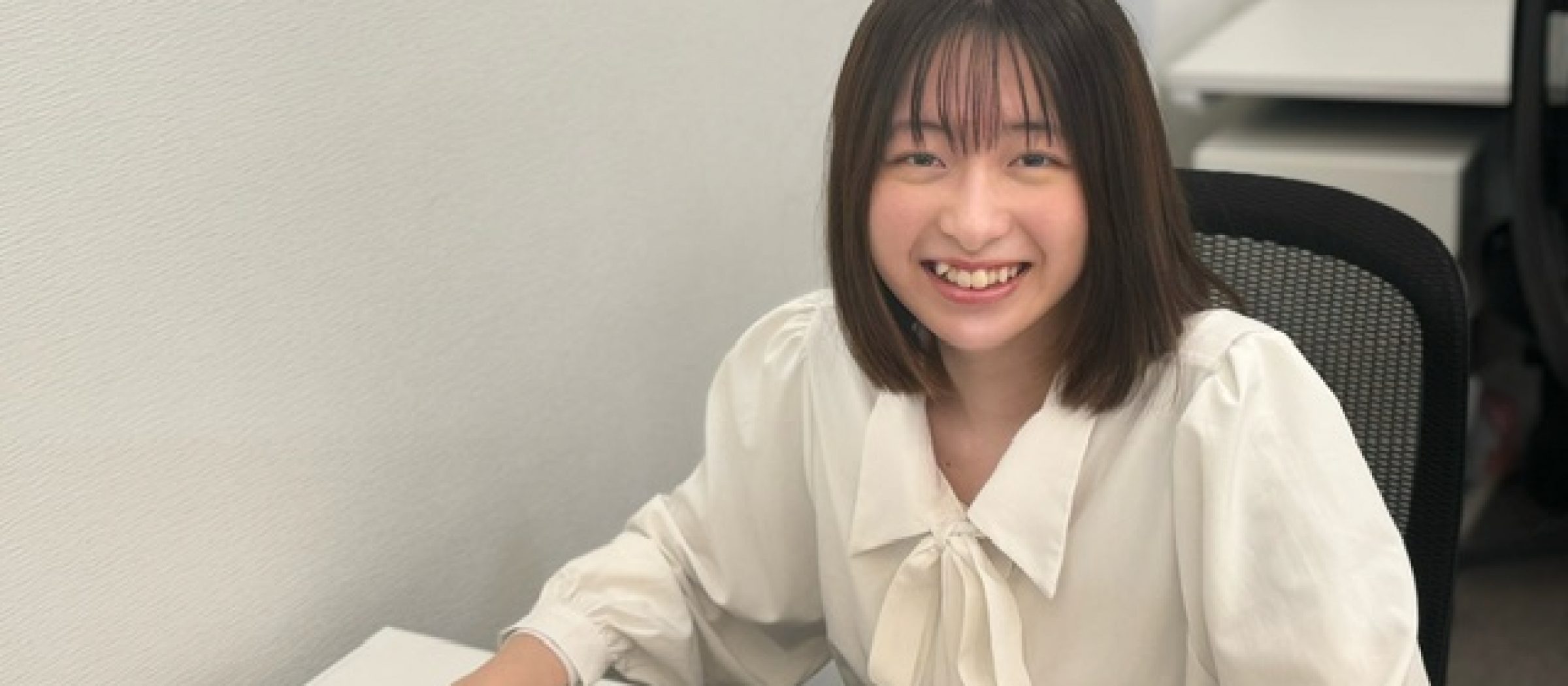 51 事務作業をする女性従業員の写真